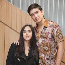 Aura kasih merupakan seorang penyanyi sekaligus artis yang memulai debutnya lewat single mari bercinta pasa 2008 silam. Selamat Aura Kasih Hamil Anak Pertama Showbiz Liputan6 Com