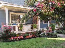 Taman halaman rumah yang ditata dengan baik bisa menjadi spot favorit bagi seluruh penghuni rumah. Halaman Rumah Teres Cantik