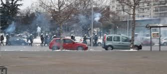 Επεισόδια ξέσπασαν κατά την πορεία διαμαρτυρίας κατά της αστυνομικής βίας στη νέα σμύρνη. Epeisodia Newsit