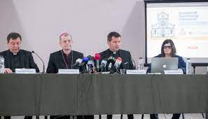 La ora 15.45, papa francisc se va întâlni cu patriarhul daniel, la palatul patriarhal, apoi, la ora 16.15, cu sinodul permanent şi va ţine un discurs. Comunicate De PresÄ Papa La BucureÈti