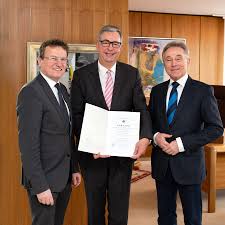 See rainer haas's compensation, career history, education, & memberships. Landrat Dr Rainer Haas Ubergibt Amtsgeschafte An Seinen Nachfolger Dietmar Allgaier Landratsamt Ludwigsburg