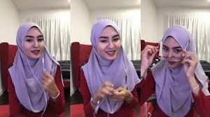 Lagu terbaru wani hasrita dan tajul, disana cinta disini rindu, secara erakustik live hanya di era fm! Download Wany Hasrita Layan Peminat Suruh Nyanyi Lagu Daily Movies Hub