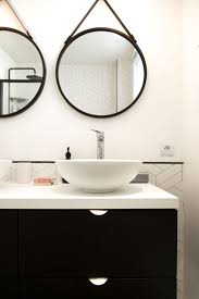 Salle De Bain Elegante Noire Et Blanche Avec Miroirs Ronds En 2020 Salle De Bain Noir Et Blanc Salle De Bain Noir Salle De Bain