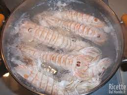 Come prima cosa, in qualsiasi caso, bisogna procedere a lavare le cicale ancora vive sotto l'acqua corrente 1, facendo attenzione a non ferirvi con la coda spinosa. Come Pulire Le Cannocchie Cicale Di Mare Ricetteda