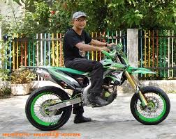 Harga ban pelek buat modif klx supermoto yang cukup terjangkau menjadikan gaya modip ini cukup digemari. Kawasaki D Tracker 150 2011 Supermoto Gambot Kaki Berotot