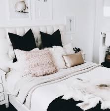 Pinned By Freelancetravellers Living Room Decor Pillows Aesthetic Bedroom Home Decor