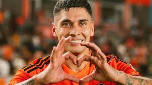 Se tatuó a Lionel Messi con la Copa del Mundo y ahora lo enfrentará: la  historia de Franco Escobar