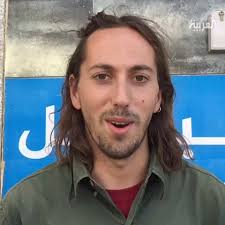 جاك الاسترالي يتذوق الجمل الخليلي في مأدبة الحاج نظام صغيّر التي يقيمها كل  عام، ويقول بالفلسطيني" زاكي كتير"