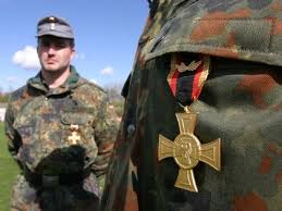 Maybe you would like to learn more about one of these? Ehrenkreuz Der Bundeswehr Fur Tapferkeit An Uniform Und Soldat Im Hintergrund Bundeswehr Soldaten Bundeswehr Deutsche Soldaten 2 Weltkrieg