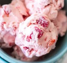 Glace Aux Fraises Fait Maison En 2020 Creme Glacee A La Fraise Glace Maison Fait Maison