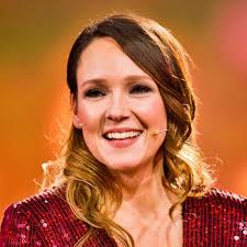 Evelyn burdecki zeigt dem jahr 2020 die kalte schulter. Wer Wird Millionar Evelyn Burdecki Blamiert Sich Bei 5 Euro Frage Gala De