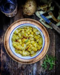 Des De Pommes De Terre Au Romarin Cuits Au Four Recette Pomme De Terre Recettes De Cuisine Pommes De Terre Au Romarin