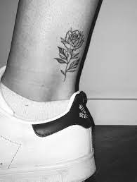 Small ankle tattoos arealways fashionable, so everyone will have their eyes on your fantastic jewel! Little Rose Single Needle Tattoo On The Back Of The Ankle By Hannahnova Tattoo Rosetattooideas Rosen Tattoo Frau Tatowierungen Tattoo Fuss Frau
