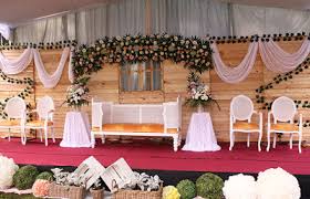 Tenang, kalian nggak sendirian kok, masih banyak banget yang menganggap begitu, ya tidak salah juga sih, soalnya sering kali wedding dirumah tidak terkonsep dengan rapi dan cantik. Pelaminan Sederhana Di Rumah Inspirasi Desain Rumah 2019