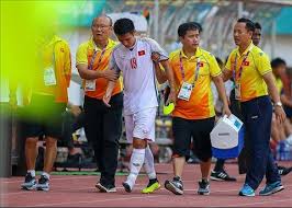 Hùng dũng được đưa ra xe cấp cứu để đến bệnh viện. Cháº¥n ThÆ°Æ¡ng Cá»§a Hung DÅ©ng Khong Cáº§n Pháº«u Thuáº­t