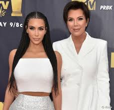 Le couple a lancé les castings et déboursera 500.000 dollars pour arriver à ses fins. Kim Kardashian Sa Mere Kris Jenner Devient Son Sosie Et Ca En Devient Presque Flippant Purebreak