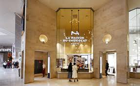 La sélection de catalogues d'expositions et d'objets d'art bijoux dans la boutique du musée musée du louvre. Boutique Carrousel Du Louvre Paris La Maison Du Chocolat
