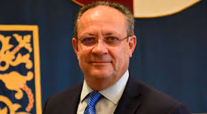 Juan Alfonso Ruiz Molina continúa al frente de Hacienda en Castilla-La  Mancha