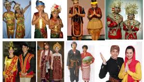 Para bangsawan menggunakan busana yang terlihat lebih mewah dibandingkan dengan strata sosial lainnya. Lengkap Pakaian Adat Tradisional Gambar Bali Jawa Betawi Sunda Gambar Pengantin Pakaian Gaya Pengantin