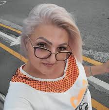 Hey everyone, I'm looking for a hairdresser in Swindon (or nearby) who can  do a layered haircut like this. Would really appreciate honest  recommendations — thank you ☺️