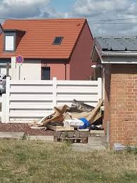 A La Demande Des Riverains Nouvelle Intervention En Mairie Suite A La Presence De Detritus Dans Le Terrain De La Maison Citoyenne Geree P Maison Villa Mairie