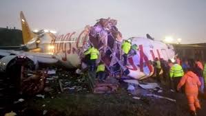 Ma durante un'emergenza, non sempre è facile ricordare cosa si deve fare. Incidente Aereo A Istanbul Aereo Pegasus Finisce Fuori Pista Si Spezza E Va A Fuoco