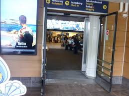 Essb) is a swedish domestic and minor international airport in stockholm.it is located 4 nm (7.4 km; Bromma Flygplats Bild Fran Bra Braathens Regional Airways Ab Tripadvisor
