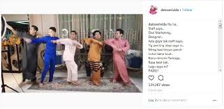 Selepas lirik video i am me ditonton lebih sejuta pengunjung sejak dimuat naik beberapa hari di facebook, komposer yang juga penyanyi terkenal faizal tahir berkongsi di facebooknya, menulis, tahniah datuk seri vida, lagu anda telah berjaya di peringkat antarabangsa. Showbiz After I Am Me It S La Vida Raya From Vida