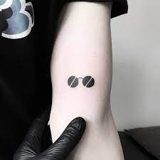 50 Minimalist Hand Poke Tattoo Designs By Pokeeeeeeeoh Page 4 Of 5 Tattooadore Tattoos For Guys Hand Poked Tattoo Glasses Tattoo