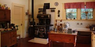 13 Vintage Kitchen Features That Should Have Never Gone Out Of Style Old Fashioned Kitchen Vintage Kitchen Accessories Vintage Kitchen