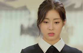 Bị thách cưới 1 căn chung cư mẹ chồng tương lai vẫn niềm nở gật đầu, nhưng  ngày bà mang sổ đỏ tới thì mẹ tôi mặt biến sắc