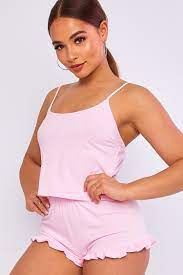 Ensemble d'été avec short et crop top, ceinture incluse. Ensemble Pyjama Rose Crop Top Short Brentiny Paris