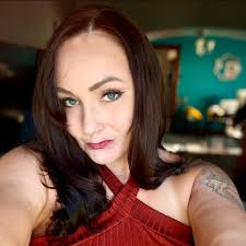 How is walking around the streets at night, safe or creepy?