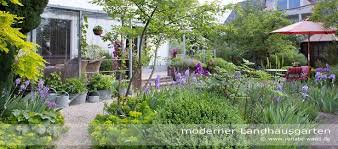 Moderner Landhausgarten Mit Blumenbeeten Rabatten Bauerngartenblumen Bepflanzung Landhausgarten Schone Landhausgarten Landhausgarte Garten Gartengestaltung