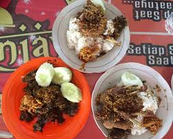 13 Tempat Makan Bebek Goreng Berpadu Sambal Pedas Di Surabaya Dijamin Mantap Bukareview Nah dia membuat cabang purnama cukup banyak, sehingga dijual grosir, harga lebih murah, pedagang lebih senang.