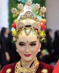 Tak setajam paes ageng solo, hiasan hitam di keningnya pun bisa terlihat sempurna dengan hijabmu, guys. Pin Di Opik