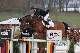 Skrällen i det svenska hopplaget i tokyo: Rolf Goran Bengtsson Und Ermindo W Galoppieren Im Grossen Preis Beim Csi2 In Westergellersen Allen Davon Spring Reiter De