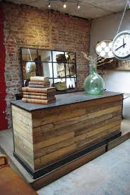 Comptoir De Commerce En Bois Par Le Marchand D Oublis Deco Salon De Coiffure Deco Salon Comptoir De Reception