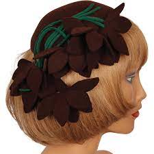 This Is A Wonderful Vintage 1940s Hat That Is Made Of Brown Wool Felt With Green Felt Detailing The Hat Is Made In A Skul Retro Hats Fascinator Hats Vintage