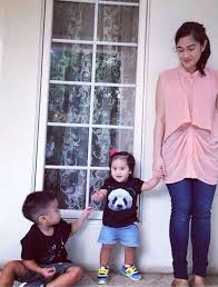 Ditambahkan dian, beberapa upaya telah dilakukannya untuk mencoba menyembuhkan kondisi. Cerita Sukses Terapi Autisme Bedakan Foto Foto Anak Sulung Dian Sastro Yang Dulu Jarang Menatap Lensa Kamera Dan Kini Gagah Dalam Foto Semua Halaman Fotokita