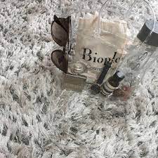 ダイソーで発売されている100円のクリアバッグがとにかく使える と今おしゃれさんに大人気 気になる皆の活用術とおしゃれなコーディネートをまとめてご紹介します クリアバッグ 夏 おしゃれ バッグ