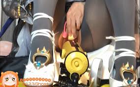 顶级cosplay 剑网三凌绝伞萝 情趣丝袜 开裆裤 假屌 插逼 超过瘾