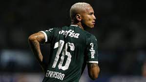 Contra o corinthians, em itaquera, ele entrou aos 41 minutos do segundo tempo e acertou uma cotovelada em. Deyverson Palmeiras