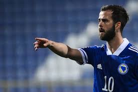 We have already missed out on donnerumma due to allegri's sentimental preference for szcezesny, we can't afford to miss out on locatelli as well just to bring an old boy back. Manchester City Linked With Barcelona S Miralem Pjanic