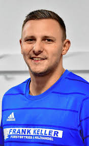 Fußball: Die Nummer 17 von Dominik Wohner wirbelt jetzt auf Sansibar über  die Fußballplätze