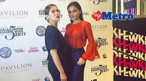 Setiap dewi diberikan 3 minit dengan hanya 'one take' untuk ditemuramah oleh elly (hlive) tanpa. Puteri Aishah Dihentam Baju Jarang