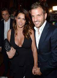 Während rafael (29) und kollege khalid boulahrouz (31, heute bei sporting lissabon) gemeinsam auf dem platz standen, saßen die beiden spielerfrauen. Rafael Van Der Vaart Spends Night Cuddling Up To Former Wife S Best Friend Sabia Boulahrouz Daily Mail Online