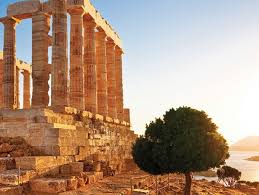 Υψώνεται σχεδόν κάθετα από την θάλασσα σε μεγάλο ύψος σχηματίζοντας στους πρόποδες αυτού προς δυσμάς μικρό όρμο. Perihghsh Sto Soynio Athens Taxi Driver Gr