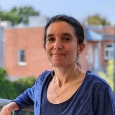 Je suis extrêmement fière et heureuse de pouvoir annoncer enfin que j'ai  intégré la super équipe de l'Association des libraires du Québec à titre de  directrice au développement.