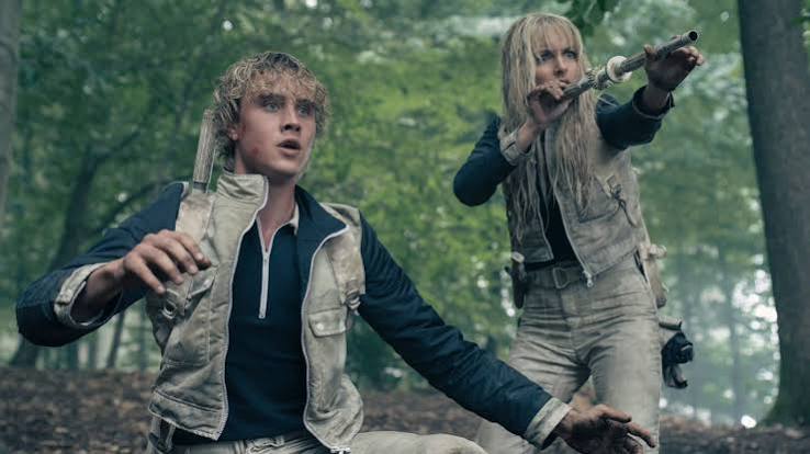 Joseph Zada y Maya Hawke en una imagend e Amanecer en la Cosecha. DIAMOND FILMS